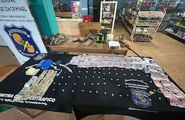 Parte de las evidencias que fueron recogidas por los investigadores durante los operativos efectuados esta madrugada.