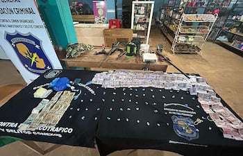 Parte de las evidencias que fueron recogidas por los investigadores durante los operativos efectuados esta madrugada.