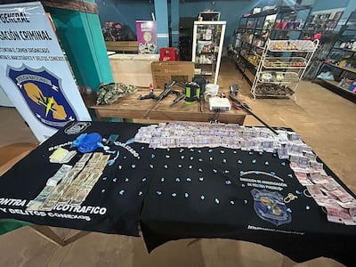 Parte de las evidencias que fueron recogidas por los investigadores durante los operativos efectuados esta madrugada.