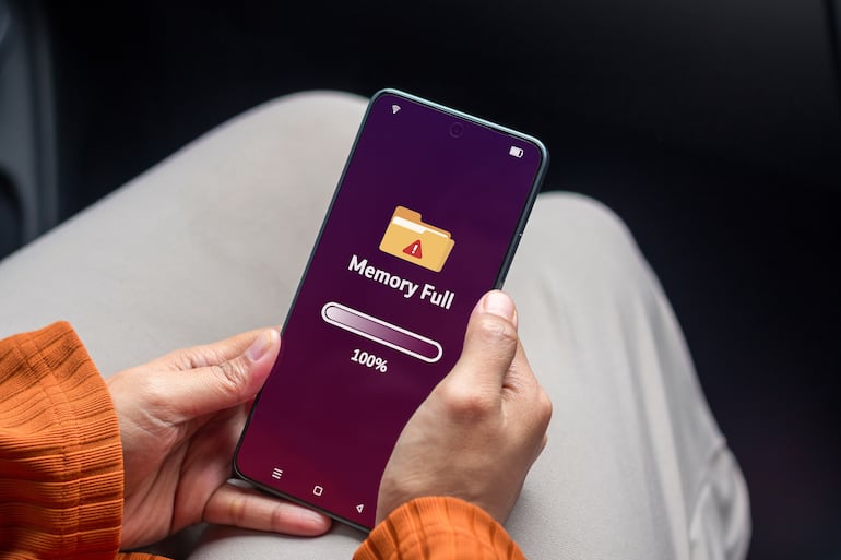 Concepto de almacenamiento lleno o casi lleno en el celular.