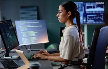 Una desarrolladora trabajando con códigos.