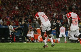 El colombiano Hugo Rodallega, futbolista de Independiente Santa Fe, celebra un gol en el partido frente al DIM en la final de vuelta del torneo Apertura 2025 en el Atanasio Girardot, en Medellín, Colombia.