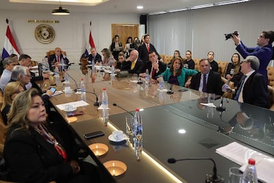 AME5829. ASUNCIÓN (PARAGUAY), 09/09/2026.- Fotografía cedida por el Senado de Paraguay que muestra integrantes de la Comisión Especial de Salud del Senado de Paraguay durante una reunión con la Comisión Especial de Salud del Senado este miércoles, en Asunción (Paraguay). El conflicto laboral entre el Gobierno y los médicos de Paraguay, que reclaman aumentos salariales y convocaron a una huelga los próximos 21 y 22 de septiembre, continuó abierto pese a la mediación de una comisión especial del Senado, que se instaló hace dos días para buscar una solución a la crisis.EFE/ Senado de Paraguay /SOLO USO EDITORIAL/NO VENTAS/SOLO DISPONIBLE PARA ILUSTRAR LA NOTICIA QUE ACOMPAÑA (CRÉDITO OBLIGATORIO)