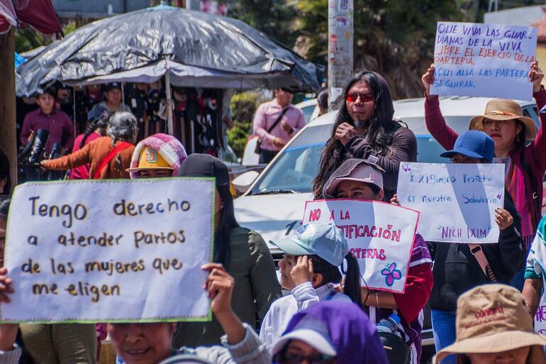 Mujeres marchan durante una manifestación por el 'Día Internacional de la Partera' este martes, en San Cristóbal de las Casas.
