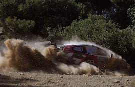 Extraordinaria victoria sobre el final de los franceses Sébastien Ogier y Vincent Landais con el Toyota GR Yaris Rally1. Aquí haciendo su paso por la SS14, Aghii Theodori.