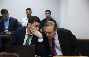 El senador Erico Galeano (derecha) durante el juicio oral y público en el cual lo condenaron a 13 años de cárcel.