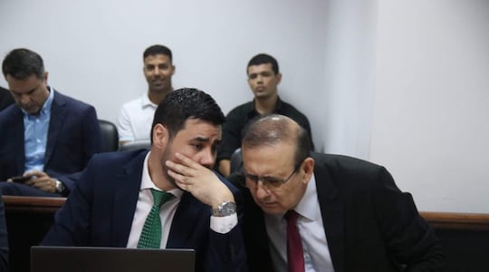 El senador Erico Galeano (derecha) durante el juicio oral y público en el cual lo condenaron a 13 años de cárcel.