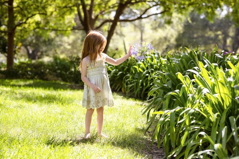 La tierna cumpleañera Lilibet Diana en el jardín de su casa en California. (Instagram/Meghan Markle)