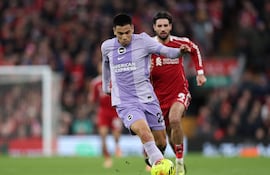 El volante paraguayo, Diego Gómez del Brighton en acción durante el partido de la Premier League inglesa entre el Liverpool FC y el Brighton & Hove Albion, en Liverpool, Reino Unido