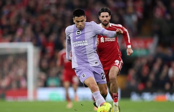 El volante paraguayo, Diego Gómez del Brighton en acción durante el partido de la Premier League inglesa entre el Liverpool FC y el Brighton & Hove Albion, en Liverpool, Reino Unido