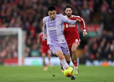 El volante paraguayo, Diego Gómez del Brighton en acción durante el partido de la Premier League inglesa entre el Liverpool FC y el Brighton & Hove Albion, en Liverpool, Reino Unido