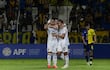 El delantero de Recoleta, Aldo González recibe las felicitaciones de Renzo Martino y Wilfrido Báez tras marcar el segundo tanto en el triunfo ante Sportivo Luqueño.