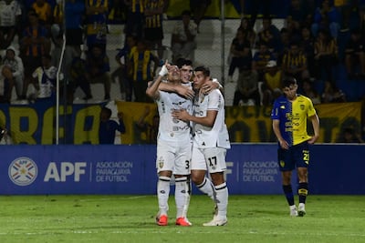 El delantero de Recoleta, Aldo González recibe las felicitaciones de Renzo Martino y Wilfrido Báez tras marcar el segundo tanto en el triunfo ante Sportivo Luqueño.