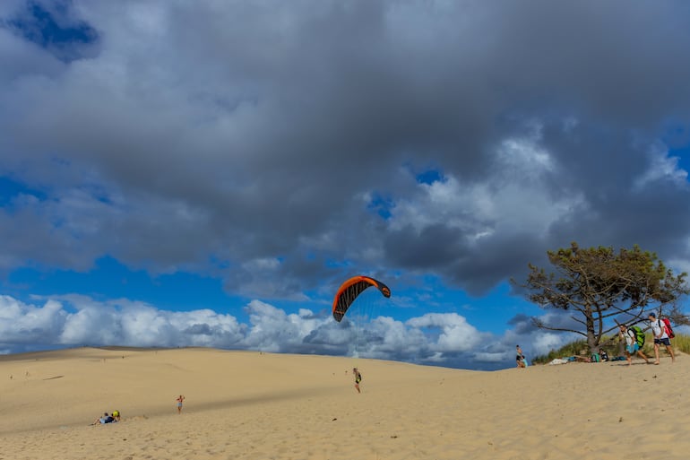 Personas en parapente en la Gran Duna de Pilat, cuenca de Arcachon, Nouvelle Aquitaine, Francia.