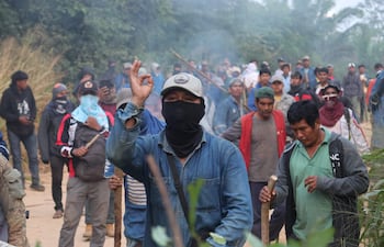 Personas se enfrentan contra miembros de la Policía de Bolivia durante un bloqueo en el campo petrolero Humberto Suárez este miércoles, en Santa Rosa (Bolivia).