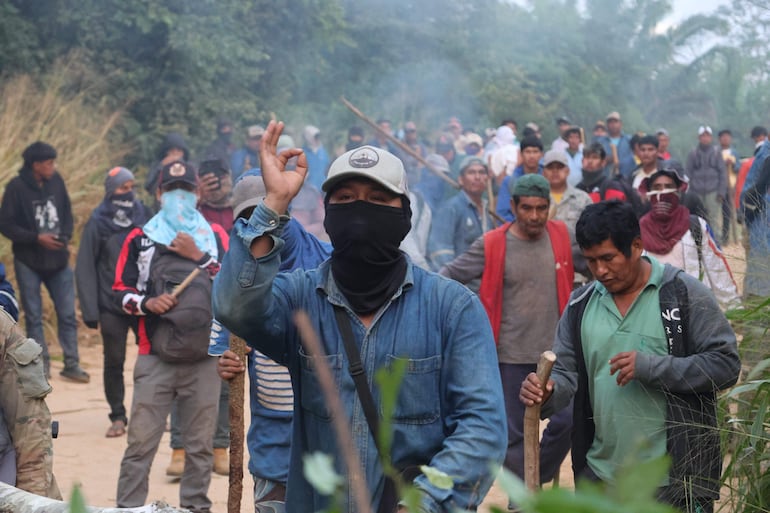 Personas se enfrentan contra miembros de la Policía de Bolivia durante un bloqueo en el campo petrolero Humberto Suárez este miércoles, en Santa Rosa (Bolivia).
