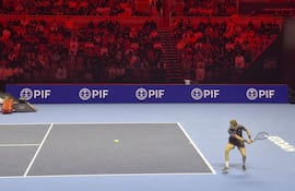 El español Martín Landaluce, en acción durante su partido frente a su verdugo estadounidense Learner Tien, en las Finales Next Gen, en Yeda.