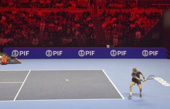 El español Martín Landaluce, en acción durante su partido frente a su verdugo estadounidense Learner Tien, en las Finales Next Gen, en Yeda.