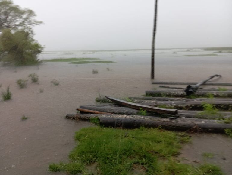 Las intensas lluvias registradas en la zona inundaron caminos, campos y chacras de la zona de Guazucuá, Tacuaras y San Juan de Ñeembucú.