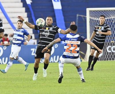 El capitán franjeado, Richard Ortiz intenta superar la marca del volante argentino del "Gallo" norteño, Franco Aragón. 