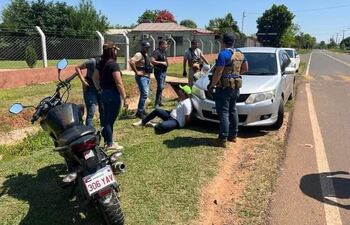 Agentes de la Senad al momento de la intercepción del convoy narcotraficante.