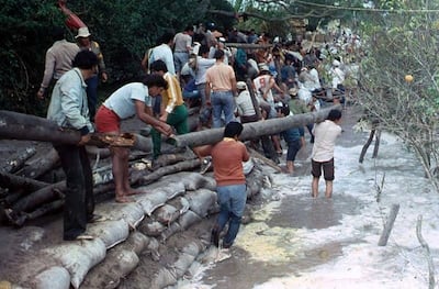 Ciudadanos pilarenses fabrican muro de contención ante el avance de las aguas en 1983.