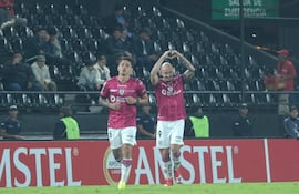 El delantero paraguayo de Independiente del Valle, Carlos González (#09, derecha), celebra tras anotar el segundo gol de su equipo durante el partido de fútbol de la fase de grupos de la Copa Libertadores entre el Libertad de Paraguay y el Independiente del Valle de Ecuador, en el estadio La Huerta de Asunción.