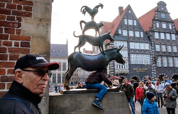 Estatua de bronce que representa a los Músicos de Bremen en Bremen, Alemania.