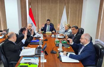 Los miembros del Consejo de la Magistratura: Dr. César Ruffinelli, senador Édgar López, Dr. Gustavo Miranda, vicepresidente; Dr. Gerardo Bobadilla, presidente; Dra. Alicia Pucheta; diputado Édgar Olmedo y Dr. Enrique Berni.