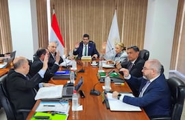 Los miembros del Consejo de la Magistratura: Dr. César Ruffinelli, senador Édgar López, Dr. Gustavo Miranda, vicepresidente; Dr. Gerardo Bobadilla, presidente; Dra. Alicia Pucheta; diputado Édgar Olmedo y Dr. Enrique Berni.