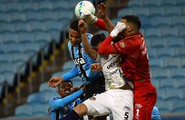 Alexis Villalba Mosqueda (5) y Francisco Silverio Mongelós Hanson (1) disputan una pelota aérea ante la presencia de los brasileños.