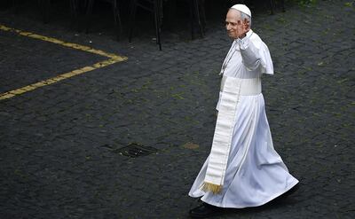 El Papa León XIV saluda a los fieles mientras camina hacia la Basílica de San Pedro antes de la oración Regina Coeli este domingo en el Vaticano.