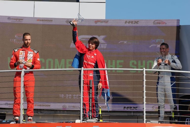 Mateo Valente (centro) celebra en el podio  su triunfo con el respectivo trofeo.