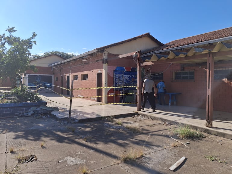  Obreros trabajan en la renovación del techo de la galería de un pabellón de aulas del colegio Villa Permanente.