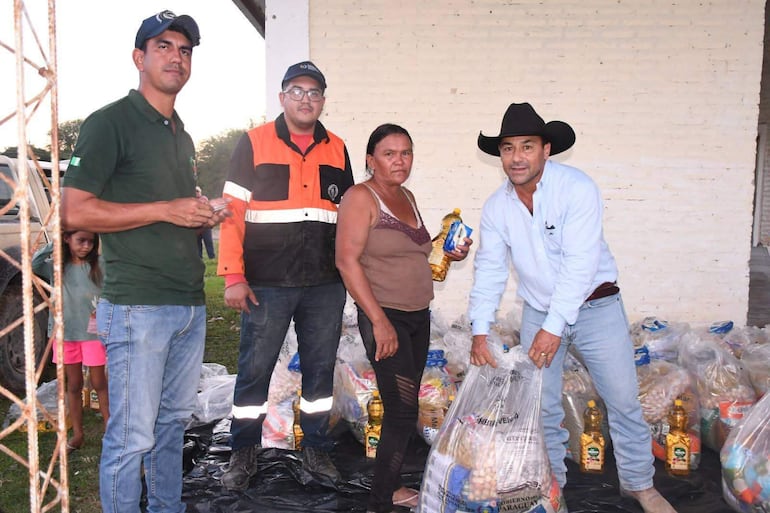 Moisés Recalde Rolón, haciendo gala de la ayuda de la SEN a familias afectadas por el aislamiento.