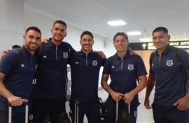 Los jugadores de 2 de Mayo en el Aeropuerto Internacional Silvio Pettirossi antes de viajar a Lima para disputar la revancha de la Fase 1 de la Copa Libertadores 2026.