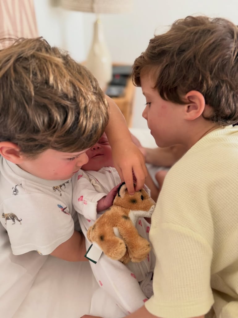 Una imagen llena de amor. Los hermanitos Ernest, August y Adelaide Elizabeth Annina Brooksbank. (Instagram/Princess Eugenie)