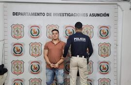 El conocido tortolero, Emilio Ramón Aguilera Prieto, alias
"Cachorro", ya en el departamento de investigaciones de Asunción.