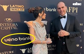 Eduardo Bolsonaro, hijo de Jair Bolsonaro, compartió esta imagen sobre su presencia en la Gala de la Prosperidad Hispana 2026. En el fondo, se observa el logo de ueno Bank.