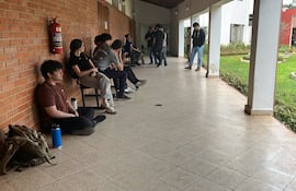Estudiantes de FIUNA aguardando una respuesta de las autoridades, tras denunciar presuntas irregularidades.
