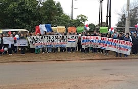 Médicos del Hospital Nacional de Itauguá (HNI) realizan brazos caídos como medida de protesta.