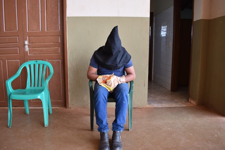 El detenido, que no contaba con cédula de identidad, dijo llamarse Manuel Cuenca, de 39 años de edad.