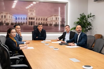 Foto de la reunión en la que Santiago Peña hace referencia a la licitación.