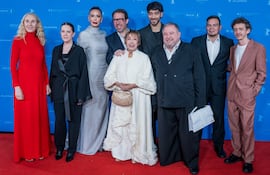Marcelo Martinessi y los actores de "Narciso" en la alfombra roja de la Berlinale, antes del estreno.
