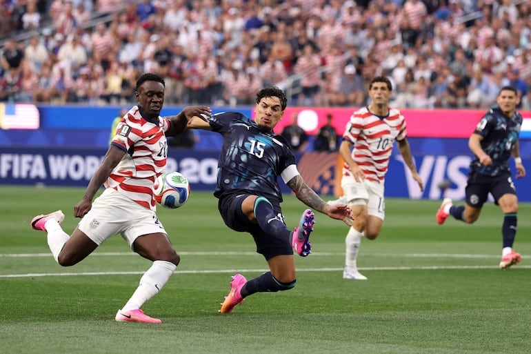 Folarin Balogun de los Estados Unidos remata bajo la presión de Gustavo Gómez de Paraguay durante el partido del Grupo D de la Copa Mundial de la FIFA 2026 entre Estados Unidos y Paraguay en el Los Angeles Stadium