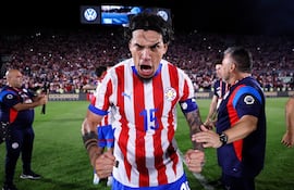 Gustavo Gómez, jugador de la selección de Paraguay, celebra el triunfo en el partido frente a Venezuela por la fecha 10 de las Eliminatorias Sudamericanas 2026 en el estadio Defensores del Chaco, en Asunción, Paraguay.