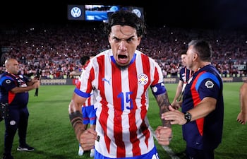 Gustavo Gómez, jugador de la selección de Paraguay, celebra el triunfo en el partido frente a Venezuela por la fecha 10 de las Eliminatorias Sudamericanas 2026 en el estadio Defensores del Chaco, en Asunción, Paraguay.