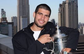 El campeón del US Open 2025, Carlos Alcaraz, posa para una foto en la azotea del Lotte New York Palace Hotel. (Clive Brunskill/Getty Images/AFP)