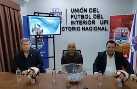 Autoridades de la Divisional de Futsal FIFA de la Unión del Fútbol del Interior (UFI), en el sorteo.