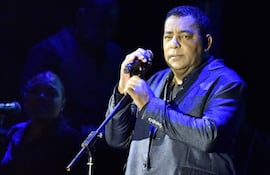 Luiz Carlos, en primer plano, en un momento del concierto de la agrupación brasileña Raça Negra, en el Yacht y Golf Club Paraguayo.